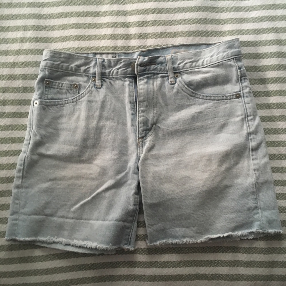 gap light wash denim boyfriend shorts